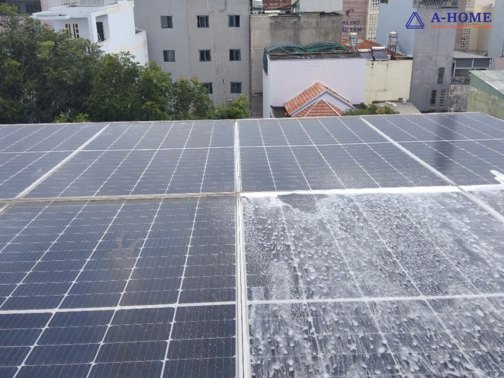 Vệ sinh pin cho công trình điện mặt trời tại quận 7