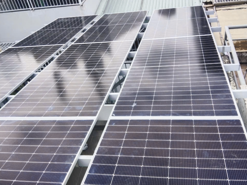 Hoàn thiện lắp đặt 18 tấmp in cho công trình điện mặt trời quận 8